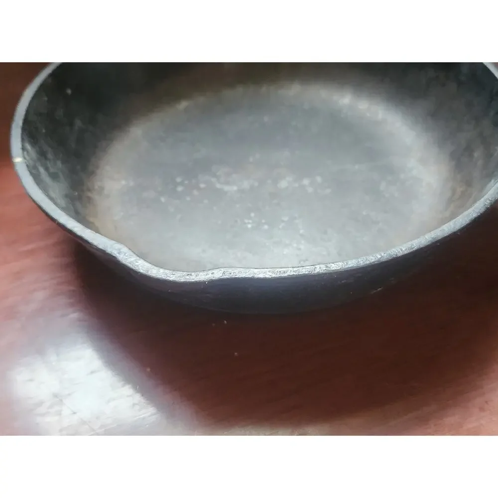 Vintage Unmarked Cast Iron Skillet No. 6 Made in USA Seasoned